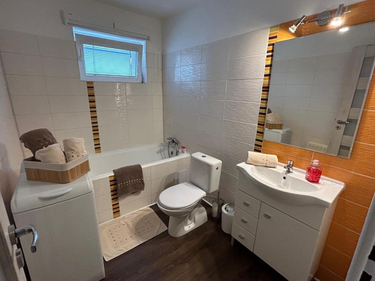 Komfortny Apartman So Zahradou A Sukromnym Parkoviskom-Nonstop Check-In Banska Bystrica Bagian luar foto