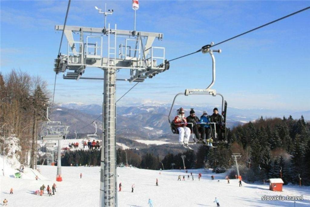 Komfortny Apartman So Zahradou A Sukromnym Parkoviskom-Nonstop Check-In Banska Bystrica Bagian luar foto